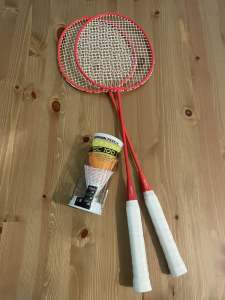 Badminton set (Includes 2 Racquets, 3 Shuttlecocks)