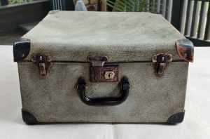 Vintage hat box with key and in fine condition