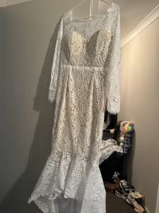 Gorgeous Loreta white lace dress sz M, BNWT