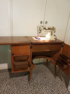 VINTAGE SINGER SEWING MACHINE IN ORIGINAL CABINET WITH STOOL