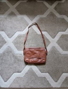 Genuine leather handbag. Online garage sale.