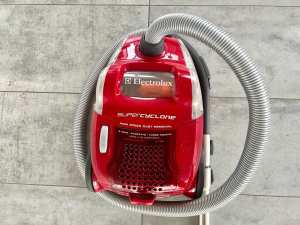 Vacuum: Electrolux Super Cyclone, in Red