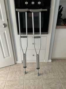 Adjusting height walking crutches