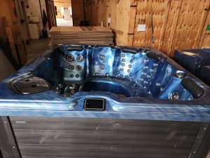 NEW Cyclone MONSOON 6 seater luxury spa $20k new - NEVER USED
