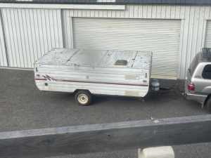 1995 Goldstream wind up camper. Parts or use as is. 