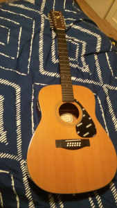 OFFERS PLEASE Yamaha 12 string acoustic guitar 
