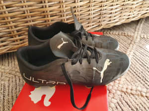 PUMA Junior Black Soccer Boots, UK 2, US 3, EUR 34.5