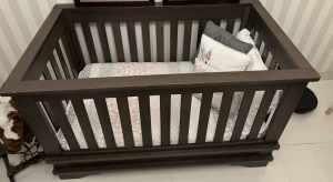 Baby and Kids bedroom - cot can turn into bed