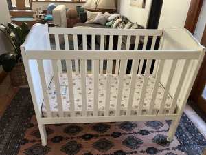 Baby bed white on wheels 