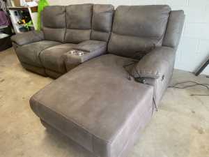 Lounge with 3 Electric Recliners