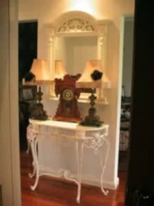 STUNNING ANTIQUE WHITE FRENCH PROVINCIAL HAMPTONS HALL TABLE & MIRROR