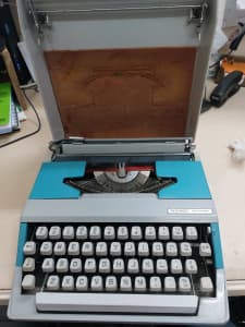 Vintage typewriter Beaucourt message