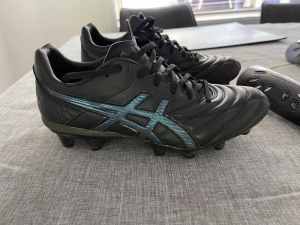 ASICS Soccer/ Football boots- Excellent condition