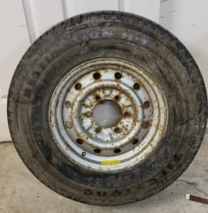Tyre 235/ 75 R15