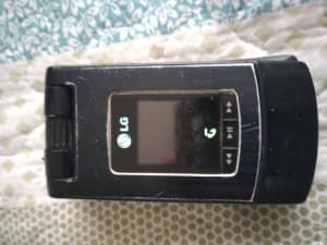LG TU500 broken mobile phone for parts, includes battery