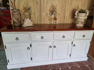 HAMPTON STYLE WHITE BUFFET CABINET WITH 4 DRAWERS /4 DOORS G.C.