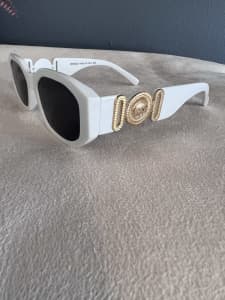 UNISEX Sunglasses ( Brand New)💟💟