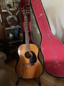 Gibson -as shown …. We’ll played …. Old case too ( not Gibson case)