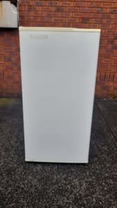 kelvinator 140 litre upright freezer