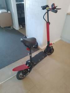 Seated e scooter, with accessories 