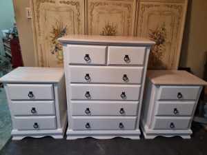 WHITE TIMBER CHEST OF DRAWERS /2 BEDSIDE TABLES /WHITE WASHED TOPS G.C