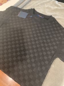 Large mens Louis Vuitton T shirt