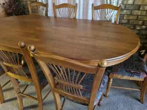 Pending sale - Oval dining table & chairs