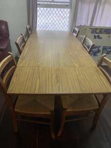 Dining table and 6 chairs, 132cm not exstanded, 212 exstanded