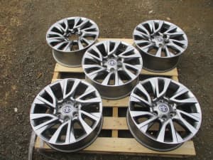 Toyota Hilux/Fortuner Genuine Set Of 5 Alloy Wheels With 4 C/Caps Used