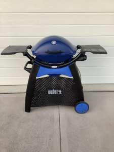 Weber Q2200 premium LPG BBQ with cart, cover & plate.