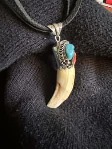 Authentic Navajo bear tooth pendant in 925, Turquoise, coral detail