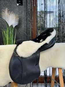 Sheepskin or sheepskin saddle pads placed under the saddle.