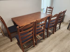 Dining table and 6 chairs 