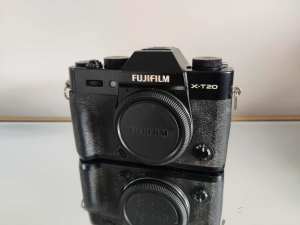 Fuji X-T20 Mirrorless Camera with 2 Straps & Metal Grip