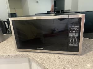 Microwave: Samsung 40L 1000W - Excellent Condition.