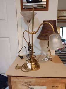 3 vintage table lamps. All with bulbs.
