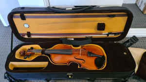 Students violin with bow, rosin, shoulder rest and case 