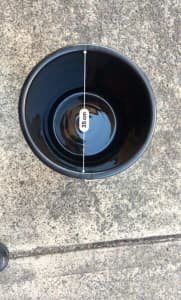 Plastic bucket with handle In black