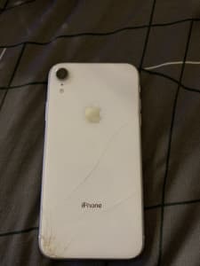 iPhone XR 64Gb cracked