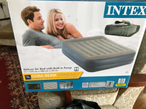 Inflatable queen-size mattress with mattress cover and 1 set of sheets