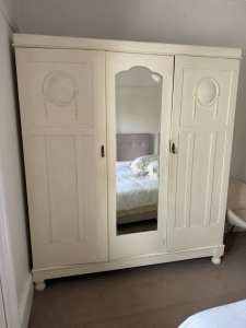 BEAUTIFUL ANTIQUE/VINTAGE WHITE TIMBER WARDROBE WITH MIRROR..