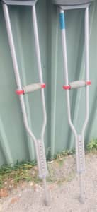Red dot underarm crutches adult / medium