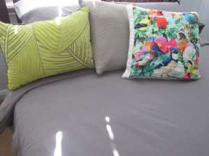 3 Cushions used display only