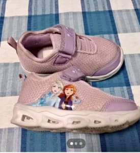 GIRLS FROZEN SNEAKERS SIZE 6 LIGHT UP GREAT CONDITION P/up FAIRFIELD