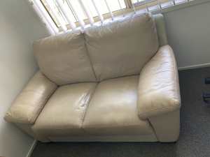 Leather lounge great condition & comfy