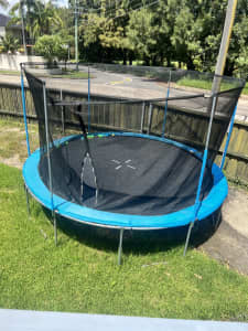 14 ft trampoline with enclosure