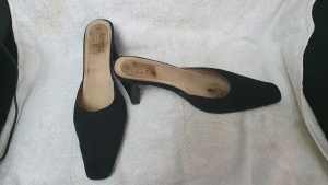 Ladies pointed toe heel shoes