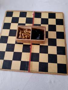 CHESS GAME WITH WOODEN CARVED PIECES 