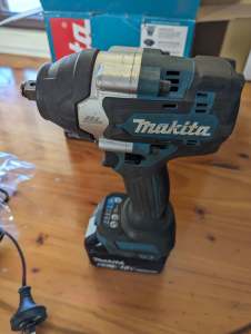 Makita impact wrench DWT700z with battery and charger 