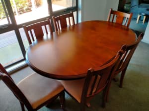 Dining Table, extendable, with 8 chairs.